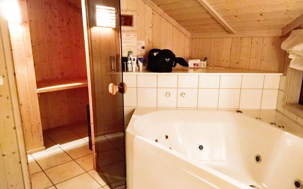 Badezimmer, mit Whirlpool und Sauna